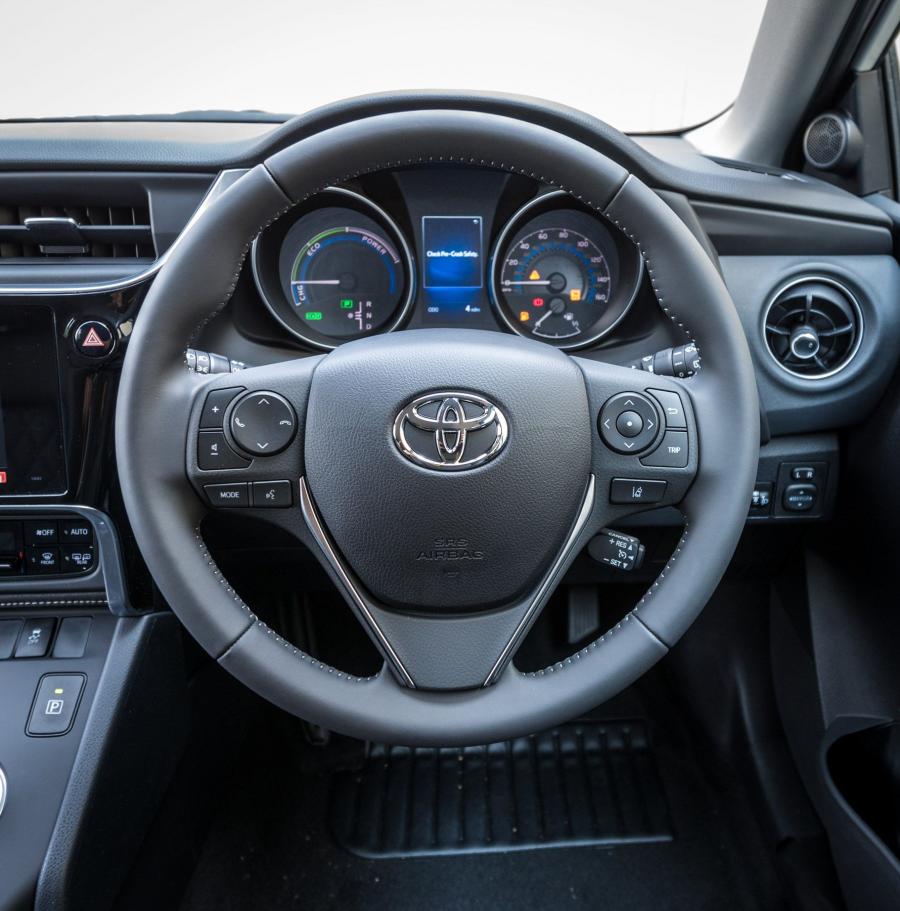 Панель приборов Toyota Auris Hybrid GB25 2017 года  (UK) (фото 2 из 46)